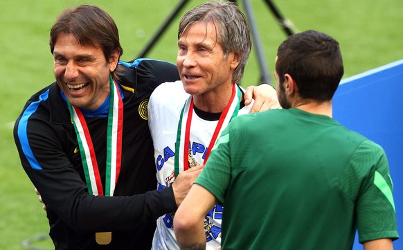 Antonio Conte (l.) feiert den Meistertitel mit Inter.