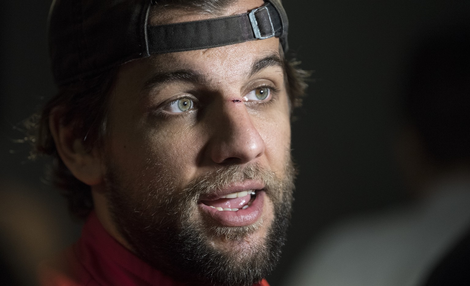 Switzerland&#039;s Thomas Ruefenacht speaks with journalist after a training session during the Ice Hockey World Championship in Paris, France on Monday, May 8, 2017. (KEYSTONE/Peter Schneider)