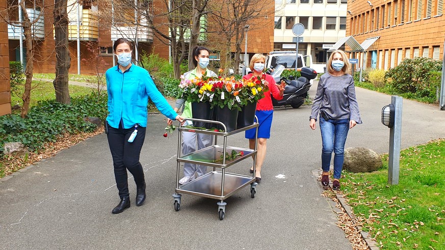 Freiwillige bringen die Rosen in die Spitäler und Altersheime.