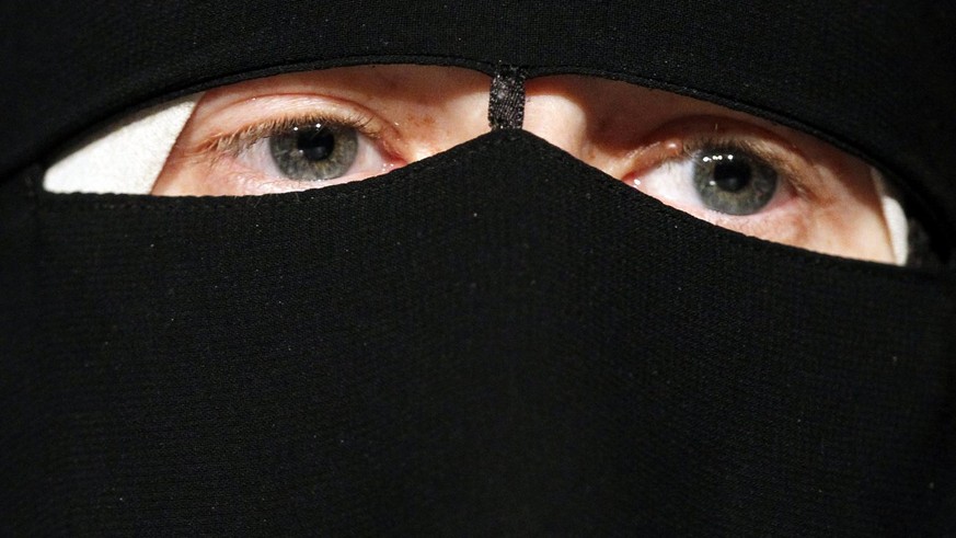 Nora Illi, Frauenbeauftragte Islamischer Zentralrat Schweiz (IZRS), diskutiert am Dienstag, 25. Mai 2010, in Zuerich. Die Podiumsdiskussion zum Thema &quot;Braucht die Schweiz ein Burka-Verbot?&quot;  ...