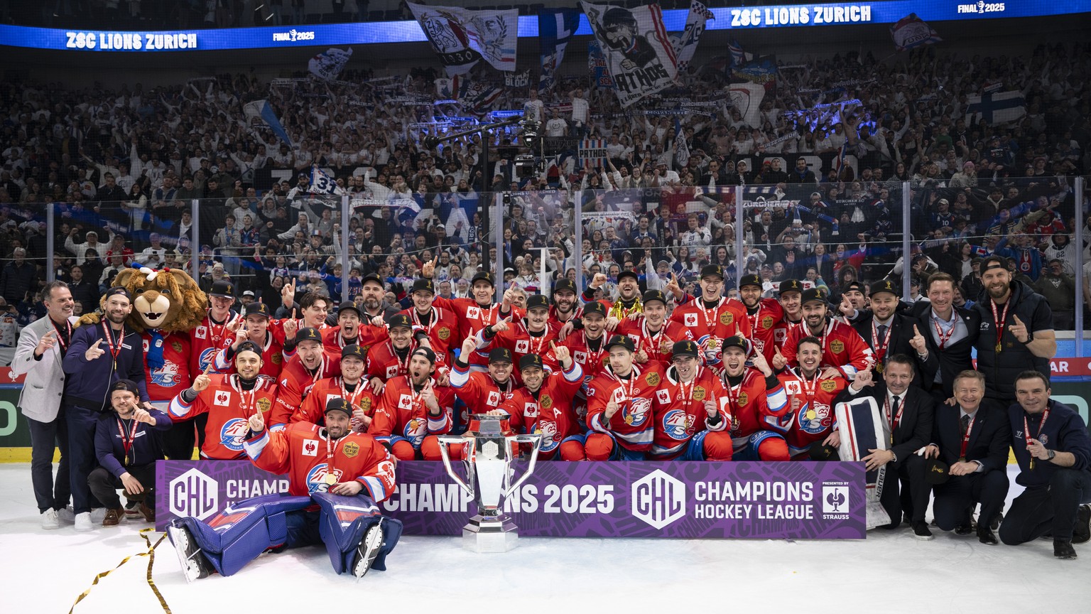 KEYPIX - Zurich&#039;s players celebrate with the trophy after winning the Champions Hockey League final game between Switzerland&#039;s ZSC Zurich and Sweden&#039;s Farjestad Karlstad, at the Swiss L ...