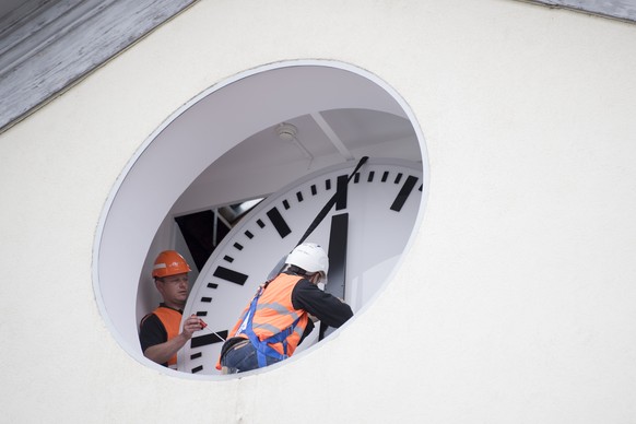 Die Uhr am SBB-Bahnhofgebaeude in Olten wurde nach einer gruendlichen Sanierung am Donnerstag 14. Juli 2016 wieder in neuem Glanz angebracht. (KEYSTONE/Urs Flueeler)