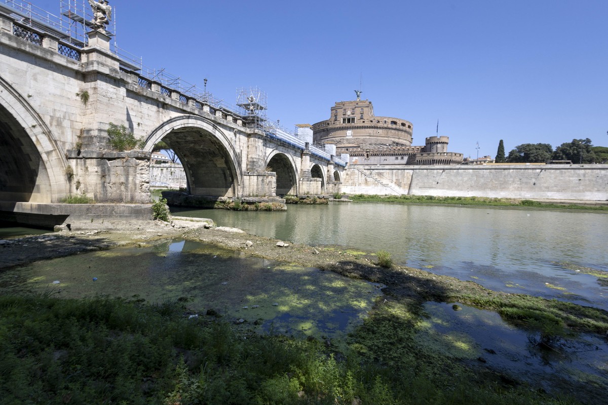 epa11499242 Parts of the river bed of the Tiber river are seen along the Lungotevere Tor di Nona, in Rome, Italy, 27 July 2024. The last weekend of July is expected to be the so far hottest of 2024, t ...