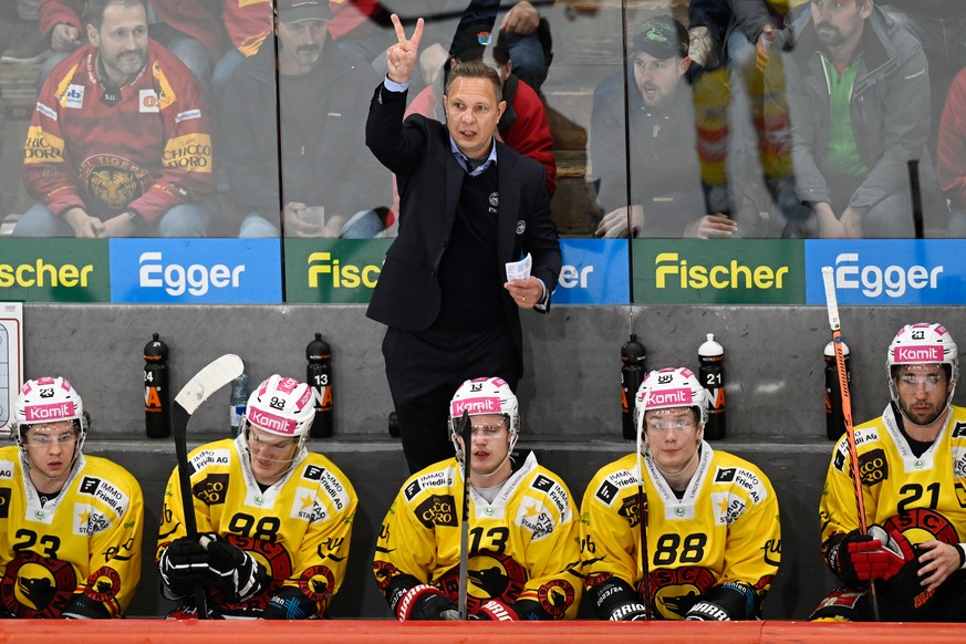 Berns Head Coach Jussi Tapola, Mitte mit Anweisungen beim Eishockey-Qualifikationsspiel der National League zwischen den SCL Tigers und dem SC Bern, am Mittwoch, 18. Oktober 2023, in der Emmental Vers ...