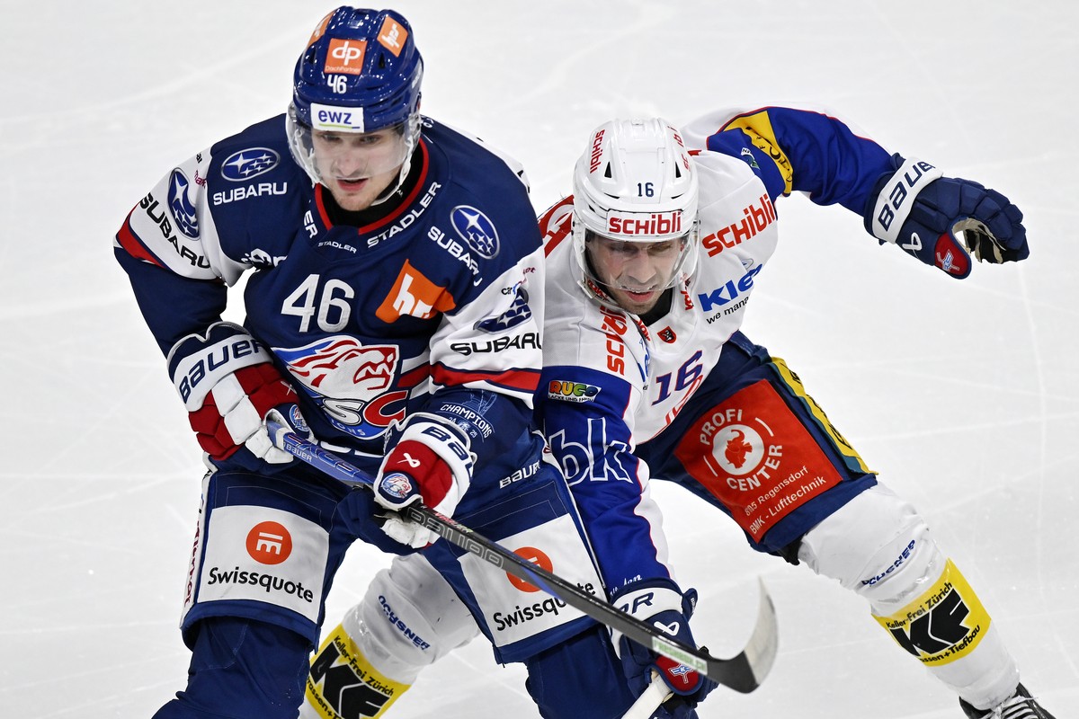Der Zuercher Dean Kukan, links, gegen den Klotener Bernd Wolf, rechts, beim Eishockeyspiel der National League ZSC Lions gegen den EHC Kloten in der Swiss Life Arena in Zuerich am Dienstag, 30. Septem ...