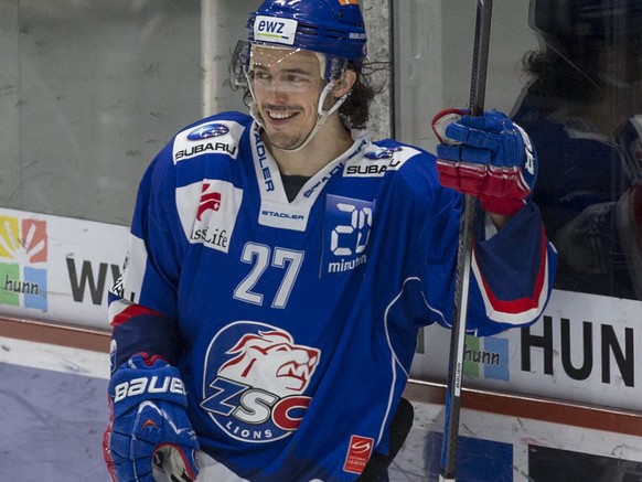 ZSC Lions Stuermer Roman Wick feiert seinen zweiten Treffer zum 8-3 waehrend dem Eishockey-Meisterschaftsspiel der National League A zwischen den ZSC Lions und den SCL Tigers am Sonntag, 19. Februar 2 ...