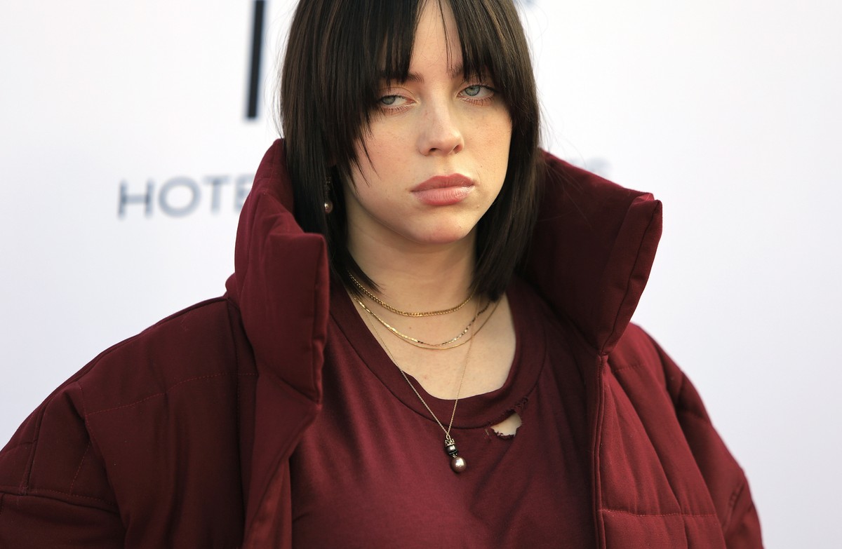 epa09622673 Billie Eilish arrives for the Variety 2021 Music Hitmakers Brunch at City Market Social House in Los Angeles, California, USA 04 December 2021. EPA/NINA PROMMER