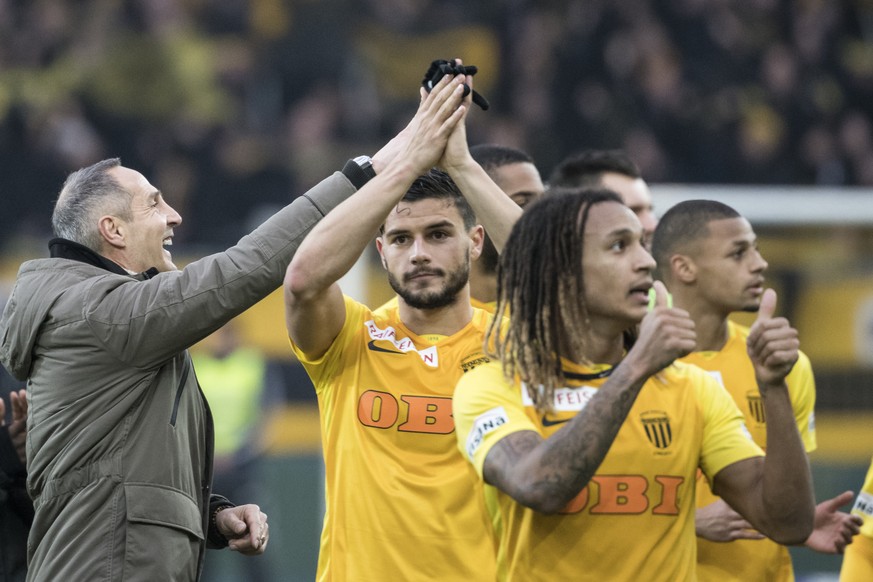 YB Cheftrainer Adi Huetter, Loris Benito, Kevin Mbabu und Djibril Sow, von links, jubeln nach dem Super League Spiel zwischen dem BSC Young Boys Bern und dem Grasshopper Club Zuerich, am Sonntag, 11.  ...