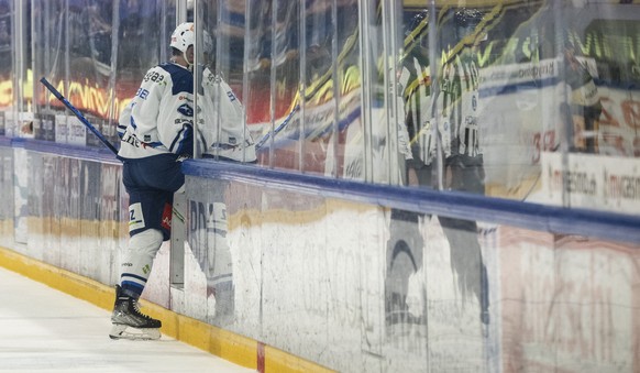 Zuerichs Yannick Weber verlaesst das Eis im fuenften Playoff-Final Eishockeyspiel der National League zwischen dem EV Zug und ZSC Lions am Mittwoch, 27. April 2022, in der Bossard Arena in Zug. (KEYST ...