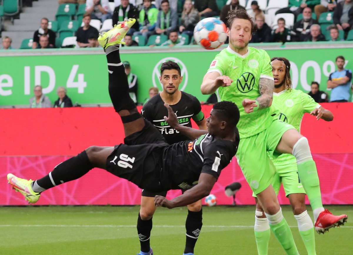 epa09501606 Moenchengladbach's Breel Embolo (front) scores the 0-1 goal during the German Bundesliga soccer match between VfL Wolfsburg and Borussia Moenchengladbach in Wolfsburg, northern German ...