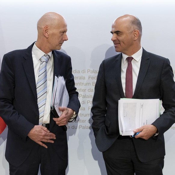 Bundesrat Alain Berset, rechts, diskutiert mit Daniel Koch, Leiter Abteilung uebertragbare Krankheiten BAG, am Ende einer Medienkonferenz ueber die Situation des Coronavirus, am Freitag, 6. Maerz 2020 ...