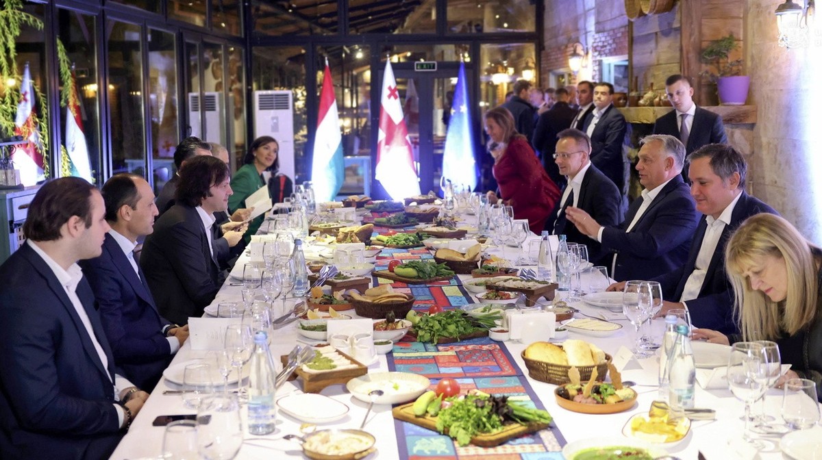 Irakli Kobakhidzé, premier ministre géorgien (3ᵉ à gauche), reçoit le premier ministre hongrois Viktor Orban (3e à droite) pour un dîner officiel à Tbilissi, le 28 octobre 2024.