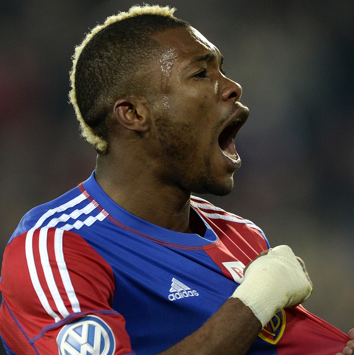 ARCHIV --- ZUM WECHSEL VON SEREY DIE VON BASEL ZU STUTTGART STELLEN WIR IHNEN FOLGENDES BILD ZUR VERFUEGUNG --- Der Basler Geoffroy Serey Die jubelt nach dem 3:0 im Fussball Meisterschaftsspiel der Su ...