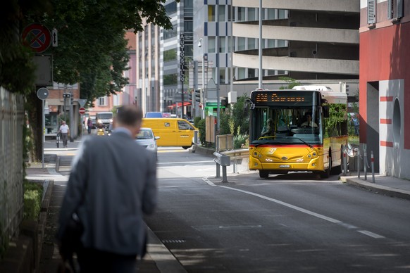 Ein Postauto im Zentrum der Stadt Lugano, am Freitag, 15. Juni 2018 in Lugano. Die PostAuto AG steht im Verdacht, den Ortsverkehr im Tessin mit Gewinnen aus dem Regionalverkehr quersubventioniert zu h ...