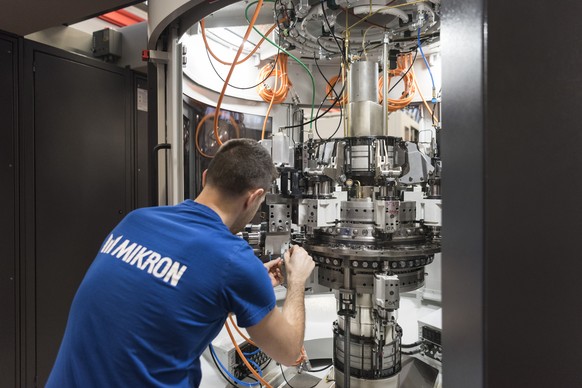 ZUR PRODUKTION VON MIKRON MACHINING UND MIKRON TOOL IN AGNO STELLEN WIR IHNEN FOLGENDES NEUES BILDMATERIAL ZUR VERFUEGUNG --- An employee works on a machine at the Mikron Machining production site of  ...