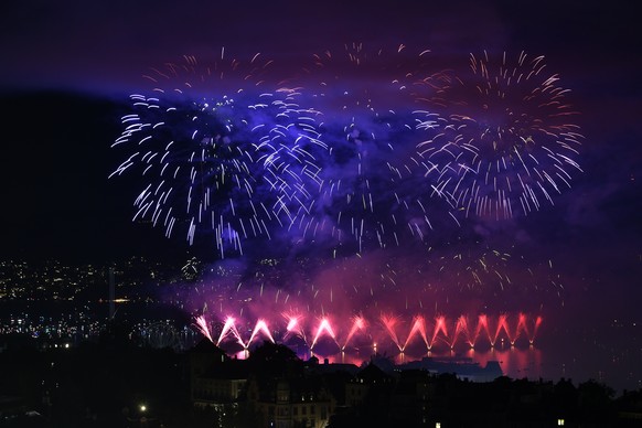 Musikalisches Feuerwerk Silver eyes - Hymne an den Mond beim Zueri-Faescht in Zuerich am Freitag, 5. Juli 2019. (KEYSTONE/Walter Bieri)