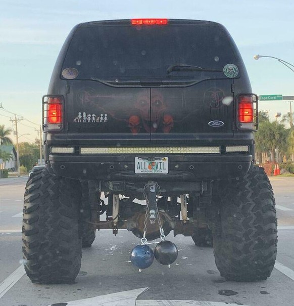 shitty car mods https://www.reddit.com/r/Shitty_Car_Mods/comments/g5zyzp/overcompensating_much/