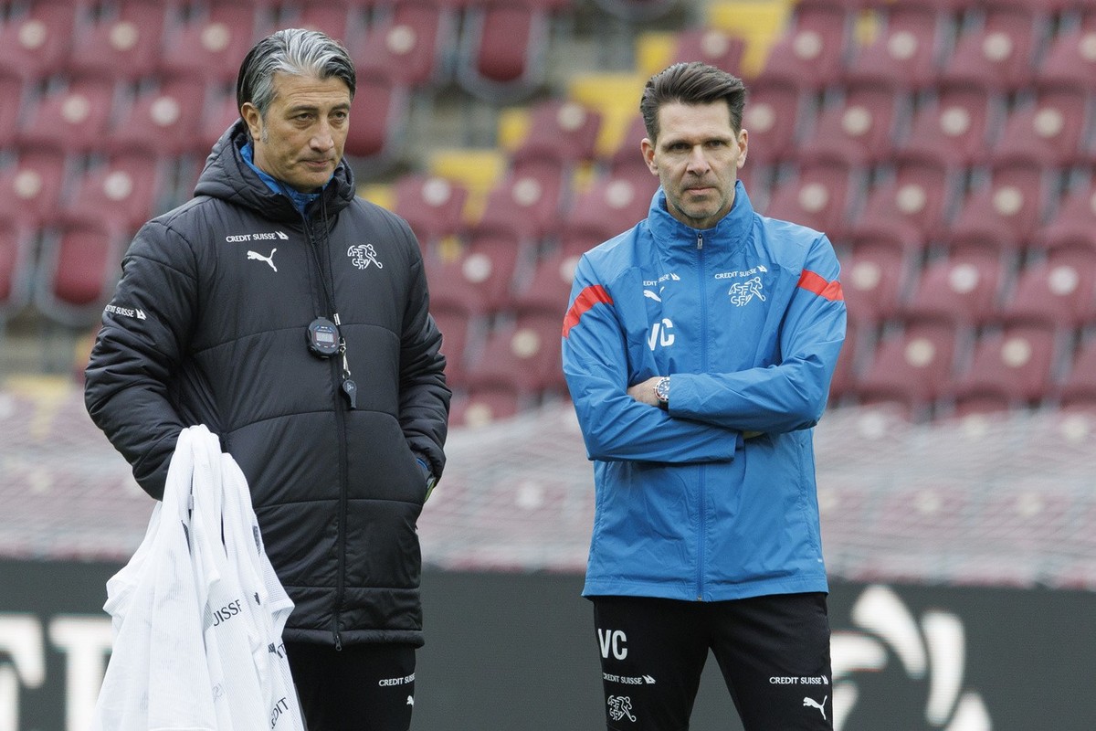 Switzerland's head coach Murat Yakin, left, and Switzerland's assistant coach Vincent Cavin, right, look their players, during a training session of the national soccer team Switzerland one  ...