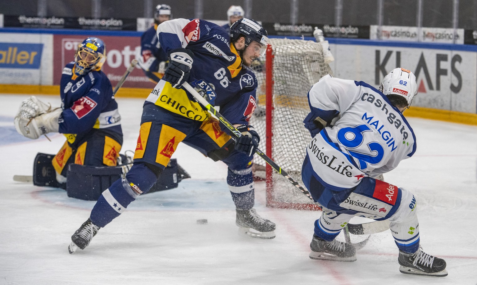 Denis Malgin, rechts, vom ZSC schiesst das Tor zum 1:2 gegne Torhueter Leonardo Genoni, links, von Zug beim Eishockey Playoff-Finalspiel, Spiel 3, der National League zwischen dem EV Zug und den ZSC L ...