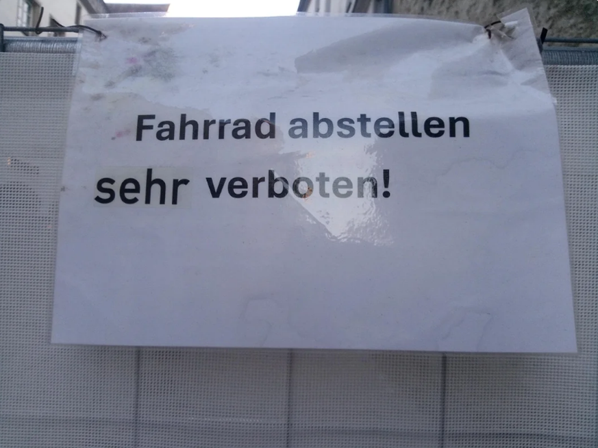 Lustige fails: Plakat mit sehr verbotenem Schild