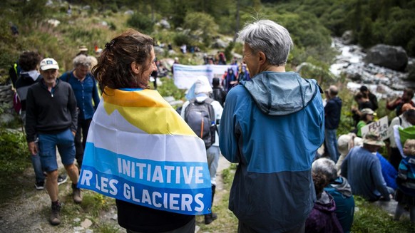 Des personnes manifestent lors d&#039;un &quot;hommage a nos glaciers&quot;, une commemoration pour les glaciers disparus au pied du glacier du Trient organise par l?Alliance Climatique et de nombreus ...