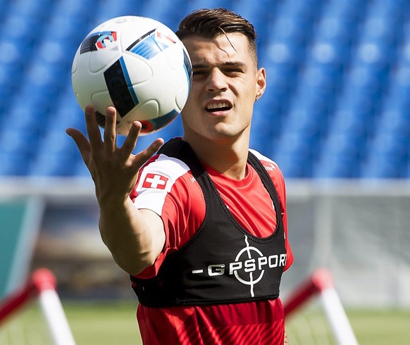 Granit Xhaka trägt im Training den «Sport-BH».