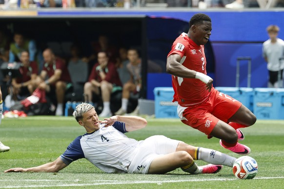 Bosnia and Herzegovina's Tarik Muharemovic, left, and Switzerland's Breel Embolo in action during the World Cup Group B soccer match between Switzerland and Bosnia Herzegovina at the Los Ang ...