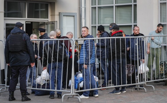 epa10209499 Russian conscripted men arrive at a recruiting office during Russia&#039;s partial military mobilization, in Moscow, Russia, 27 September 2022. Russian President Putin announced in a telev ...