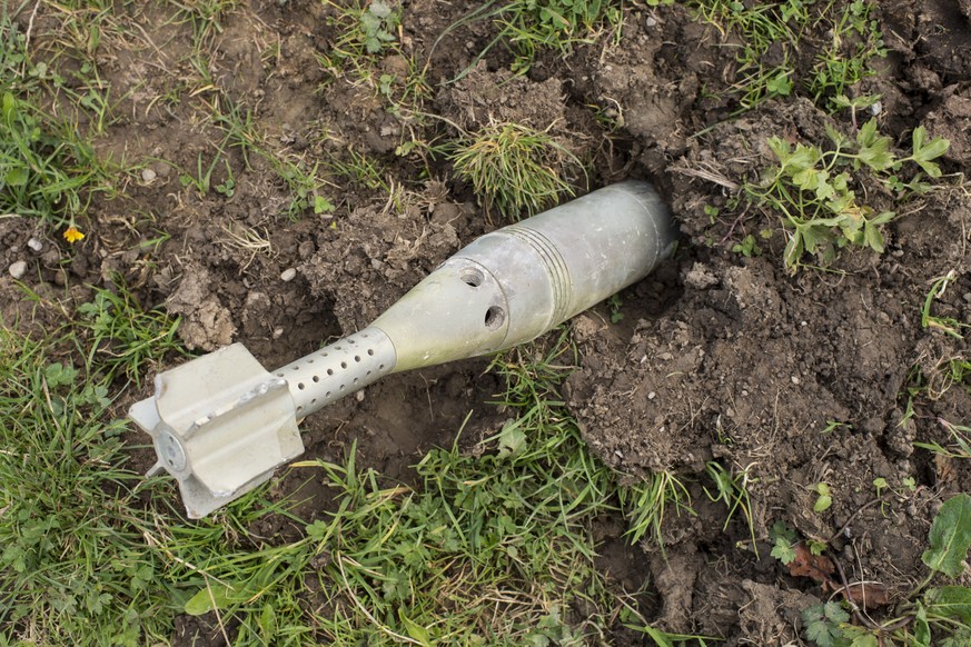 Ein 8.1cm Minenwerfer-Geschoss liegt als Demonstrationszweck der Munitionsreste einer der groessten Truppenschiessplatzes der Schweizer Armee im Gras, aufgenommen am Mittwoch, 17. August 2016 auf der  ...