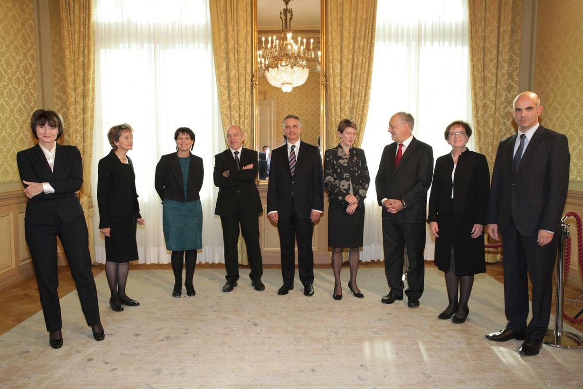 Der neuformierte Bundesrat posiert zum Gruppenbild, von links, Bundespraesidentin Micheline Calmy-Rey, Eveline Widmer-Schlumpf, Doris Leuthard, Ueli Maurer, Didier Burkhalter, Simonetta Sommaruga, Joh ...