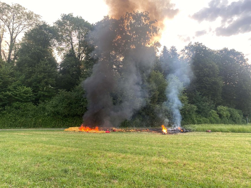 Rauch und Flammen an der Unfallstelle.