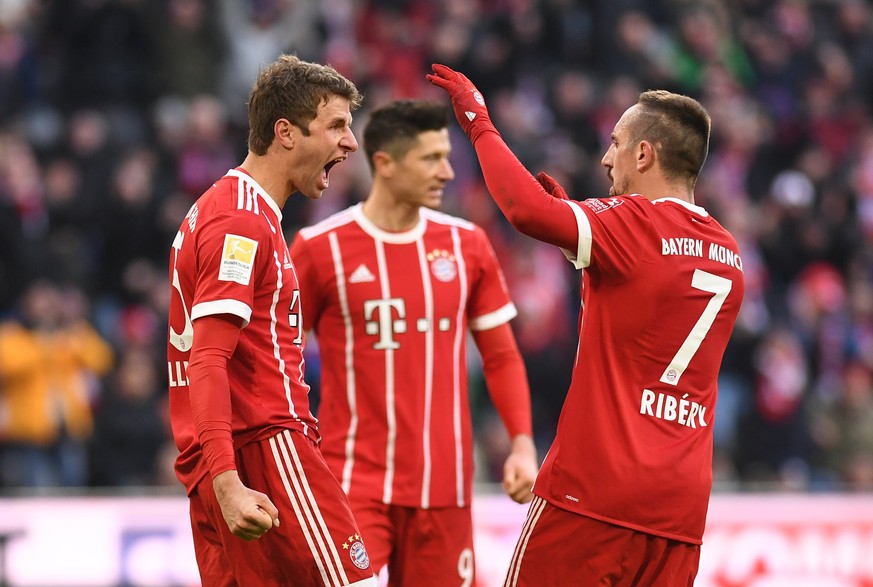 epa06461216 Bayern&#039;s Thomas Mueller, Robert Lewandowski and Franck Ribery (L-R) celebrate the 1-1 equalizer during the German Bundesliga soccer match between FC Bayern Munich and SV Werder Bremen ...