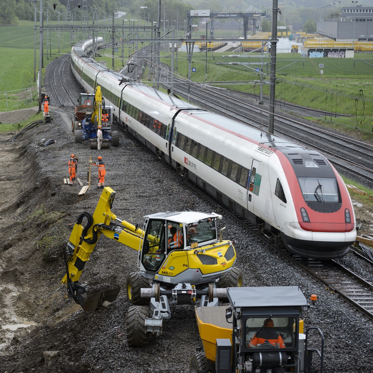 Un train CFF ICN circule proche des travaux de retablissement de la deuxieme voie lors d'un point presse sur le suivi environnemental et l'assainissement du site du deraillement du train mar ...