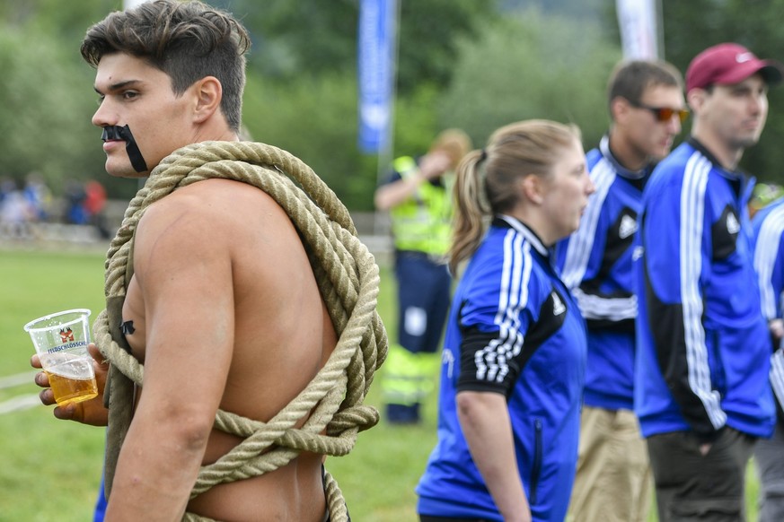 Bier und Seil am Zuercher Kantonalturnfest in Rikon, am Sonntag, 25. Juni 2017. (KEYSTONE/Walter Bieri)