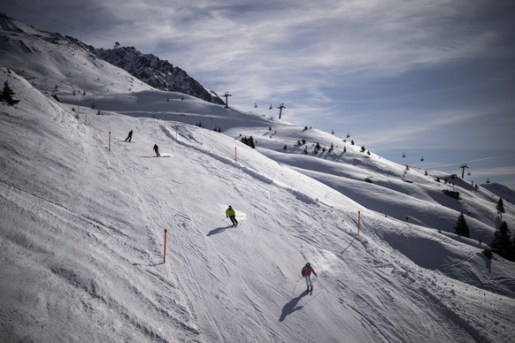Menschen geniessen den Tag auf der Piste im Skigebiet Arosa Lenzerheide, am Montag, 5. Februar 2024, in Parpan. (KEYSTONE/Gian Ehrenzeller)