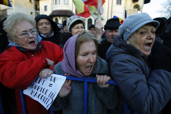 epa05773341 People shout pro-government slogans during a rally in front of Cotroceni presidential palace in Bucharest, Romania, 05 February 2017. Following mass protests, Romania&#039;s government on  ...