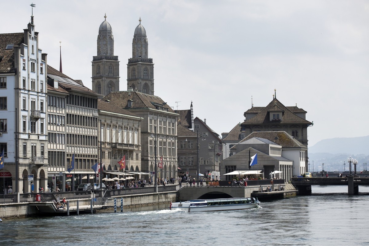 View on the Limmat River, the Limmat quai with the big Munster, left, and City Hall, right, in Zurich, pictured on July 16, 2013. (KEYSTONE/Gaetan Bally)

Blick auf die Limmat, das Limmatquai mit dem  ...