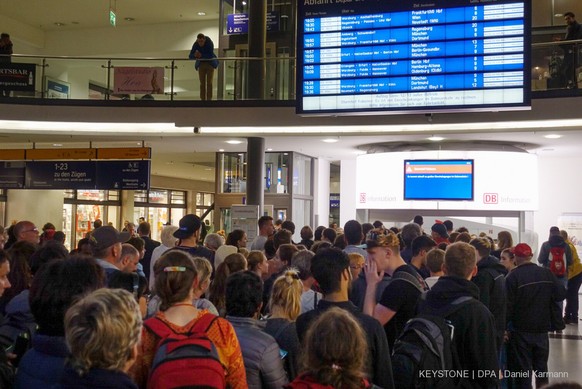 23.09.2018, Bayern, Nürnberg: Reisende schauen auf einen Monitor im Hauptbahnhof von Nürnberg auf dem bedingt durch Sturmtief Fabienne auf Einschränkungen im Bahnverkehr hingewiesen wird. Foto: Daniel ...