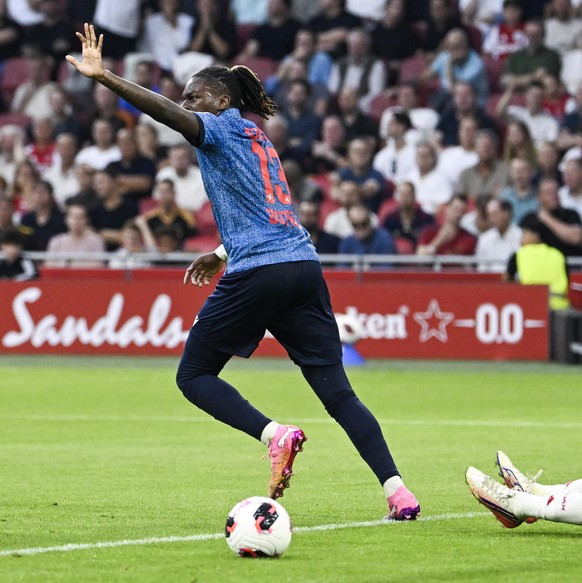 epa13195313 Rilind Nivokazi of Sion congratulates Winsley Boteli of Sion after scoring the 1-1 equalizer, Youri Regeer of Ajax (lr) during the UEFA Conference League match between AFC Ajax and Sion at ...