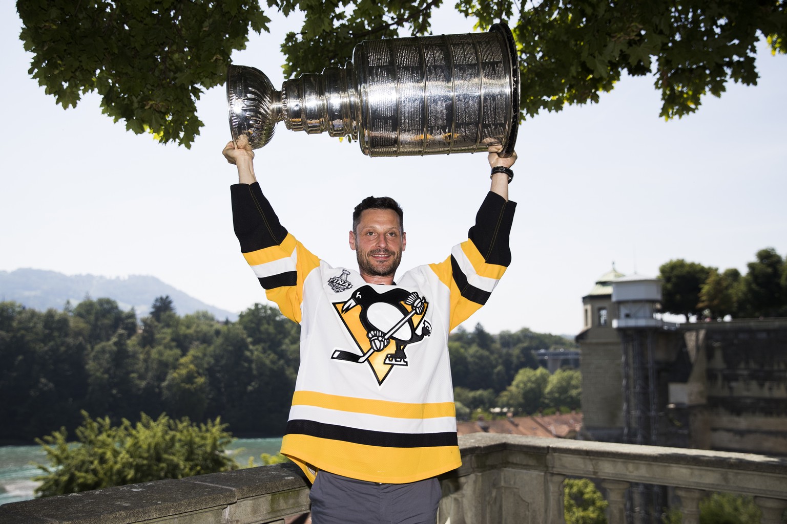 Switzerland&#039;s Mark Streit poses with the Stanley Cup trophy in Bern, Switzerland, August 2, 2017. Streit won the trophy with the Pittsburgh Penguins in 2017. (KEYSTONE/Peter Klaunzer)