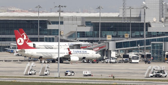 ARCHIV --- ZUR MELDUNG, DASS MEHRERE MENSCHEN AM ATATUERK FLUGHAFEN IN ISTANBUL BEI MINDESTENS ZWEI EXPLOSIONEN VERLETZT WURDEN, STELLEN WIR IHNEN AM DIENSTAG 28. JUNI 2016 FOLGENDES ARCHIVBILD ZUR VERFUEGUNG. - epa03701348 Turkish Airlines planes at the Ataturk Airport during the Turkish Airlines workers' strike in Istanbul, Turkey 15 May 2013.  EPA/TOLGA BOZOGLU