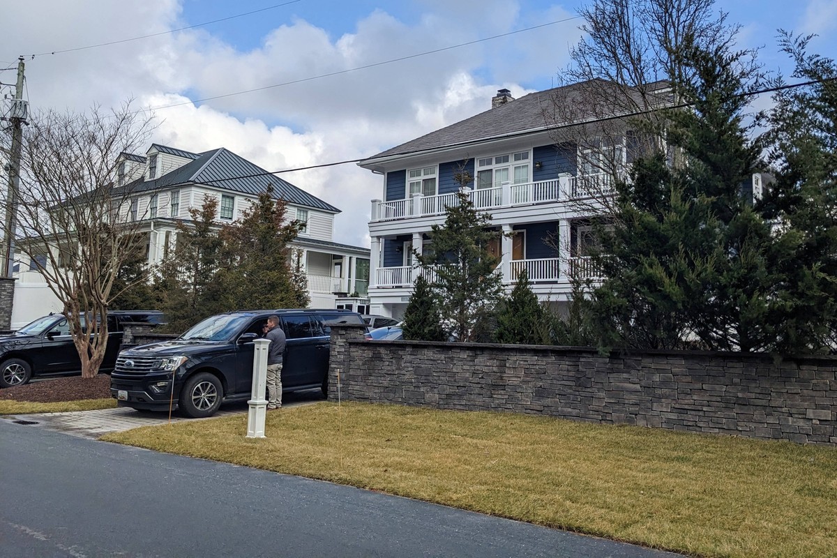 News DOJ searches Rehoboth Beach home of President Biden Feb 1, 2023 Rehoboth Beach, DE, USA Federal agents stand outside of the beach home of President Joe Biden. Bob Bauer, personal attorney for the ...