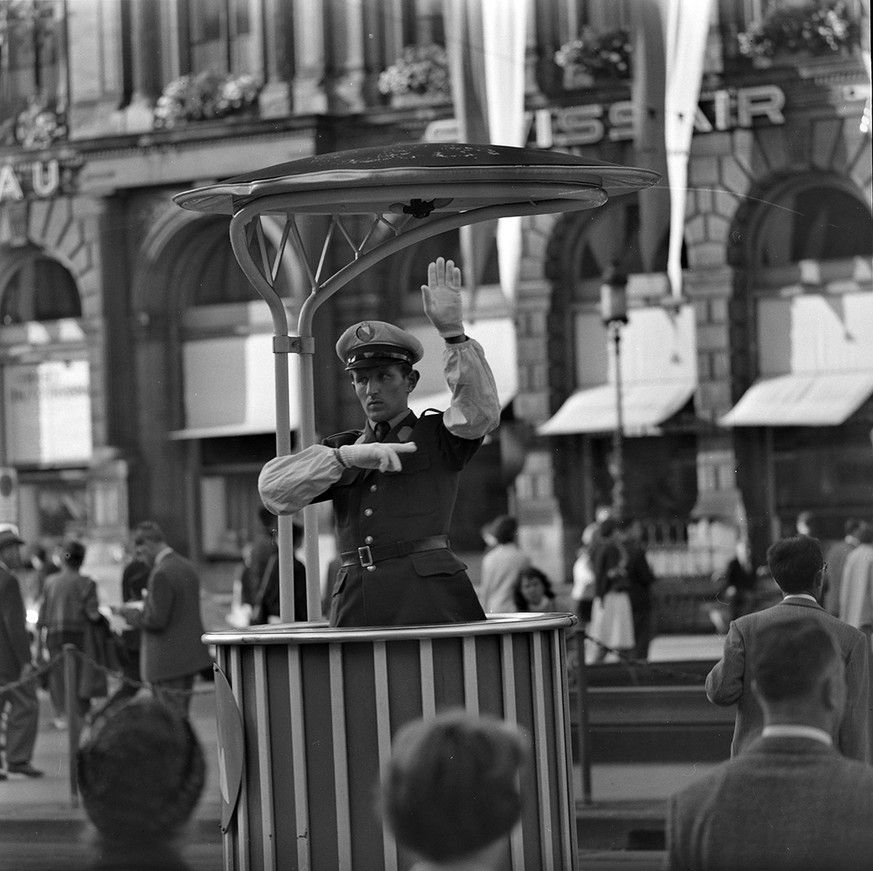 Ein Zürcher Verkehrspolizist in Aktion, um 1960.