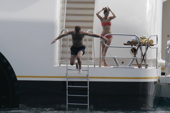 Roman Abramovich takes a dip with new girlfriend in St Barth Russian tycoon Roman Abramovich and his new 24 years old girlfriend, Russian model Daria Zhukova, enjoy swimming from Roman s new yacht anc ...
