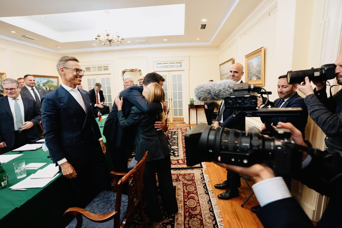 epa12308413 A handout photo made available by Chigi Palace Press Office shows NATO Secretary general Mark Rutte (CL), Finland's President Alexander Stubb (2L), Italian Prime Minister Giorgia Melo ...