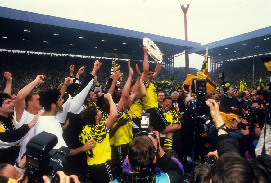 Borussia Dortmund ist Deutscher Meister 1994/1995, v.li.: Stephane Chapuisat, Knut Reinhardt, Thomas Franck, Marc Arnold, Rene Tretschok, Ibrahim Tanko, Steffen Freund, Michael Zorc mit der Meistersch ...