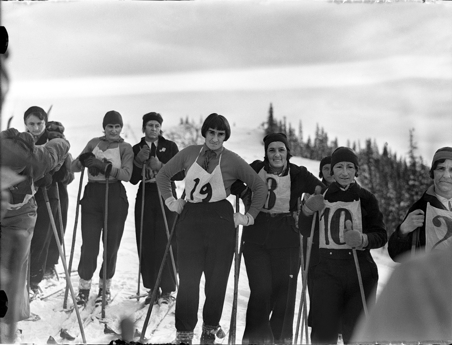 Die Skirennfahrerin Roesli Streiff, mit der Nummer 10, aufgenommen mit den Konkurrentinnen Josy de la Tour und Didy Hefty bei einem Rennen in den 1930er Jahren. (KEYSTONE/PHOTOPRESS-ARCHIV/Str)