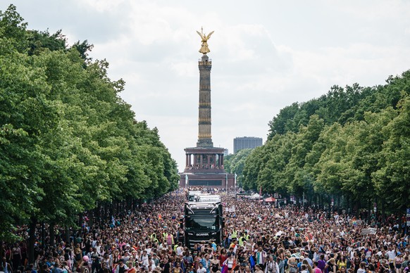 epa10088131 Demonstrators and floats move in front of the Brandenburg Gate during the &#039;CSD Berlin 2022&#039; pride parade in Berlin, Germany, 23 July 2022. The 44th Christopher Street Day takes p ...