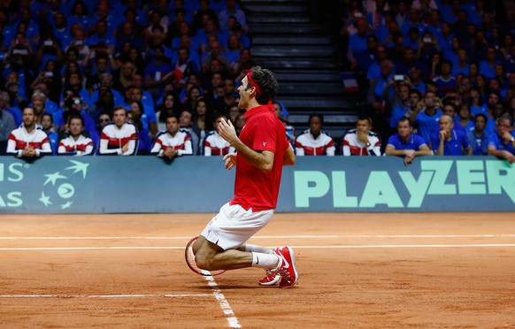 Der Triumph von Lille: Superstar Roger Federer sinkt nach dem Gewinn des Davis Cups auf die Knie.