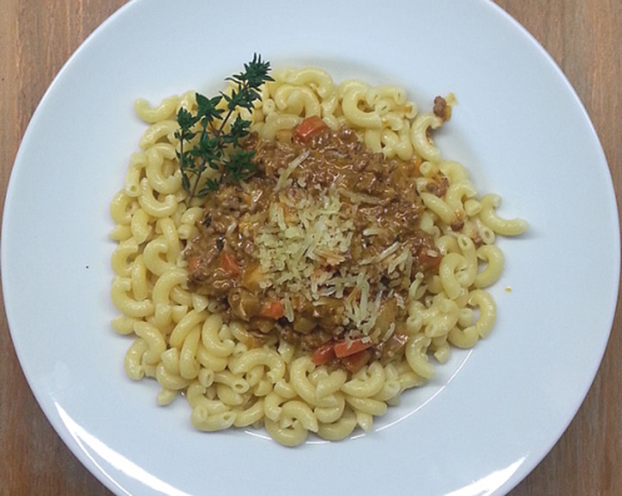 zürcher chatzegschrei ghackets mit hörnli fleisch pasta nudeln schweizer küche rezept zürich essen food https://lillyson.wordpress.com/2011/01/10/zurcher-chatzegschrei-ghackets-mit-hornli/